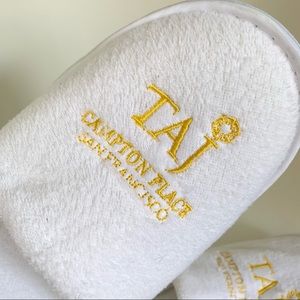 Hold NWOT Taj hotel slippers
